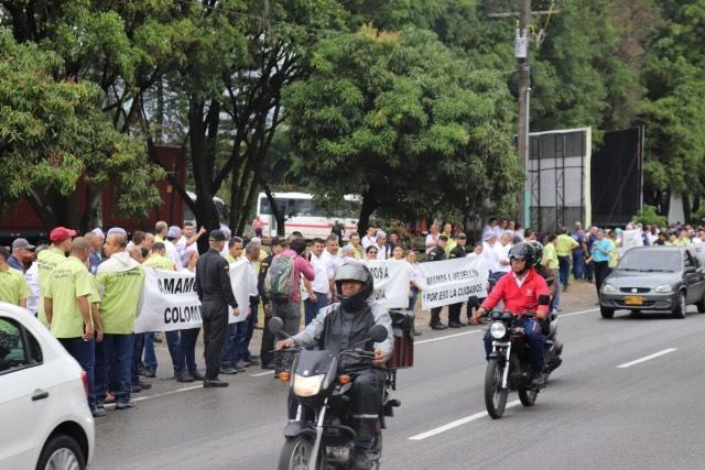 Empleados realizaron plantón de apoyo a la fuerza pública en la Autopista