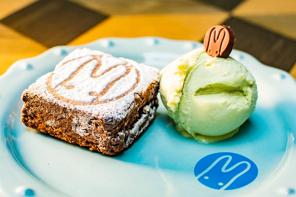 Brownie con helado de aguacate