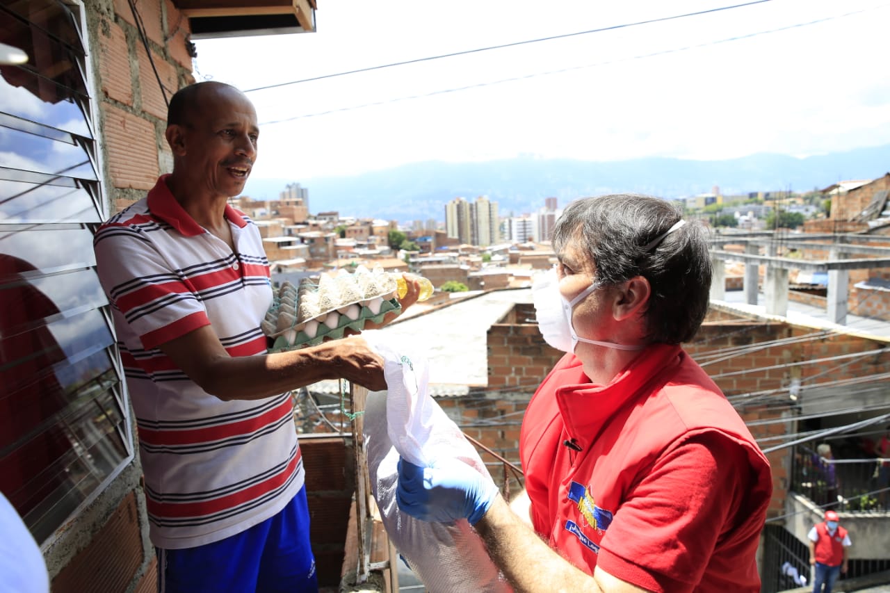 antioquia-solidaria-entrego-ayudas-a-venteros de la Lotería de Medellín