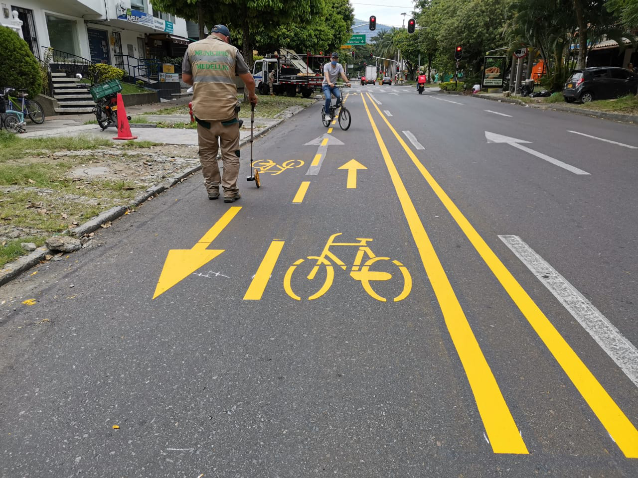 Demarcación de carriles prioritarios para ciclistas en las calles de Medellín. Autoridades invitan a la prudencia de todos los conductores.