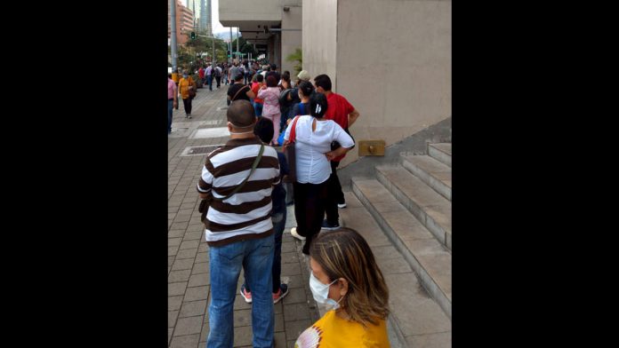 En cuarentena largas filas en el centro de Medellín