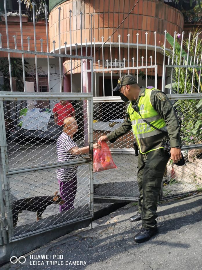 Policías del cuadrante apoyaron la labor de donación. Foto cortesía.