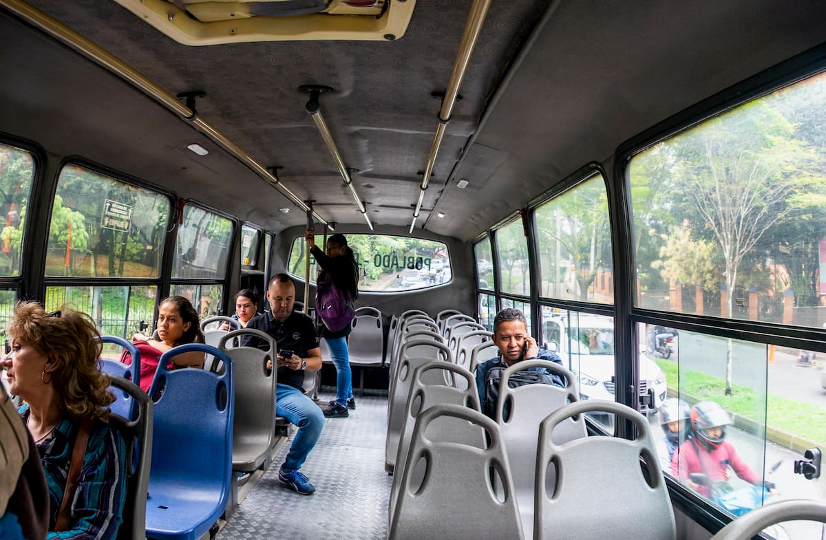 El Gobierno definió las distancias mínimas entre pasajeros usuarios del transporte público.