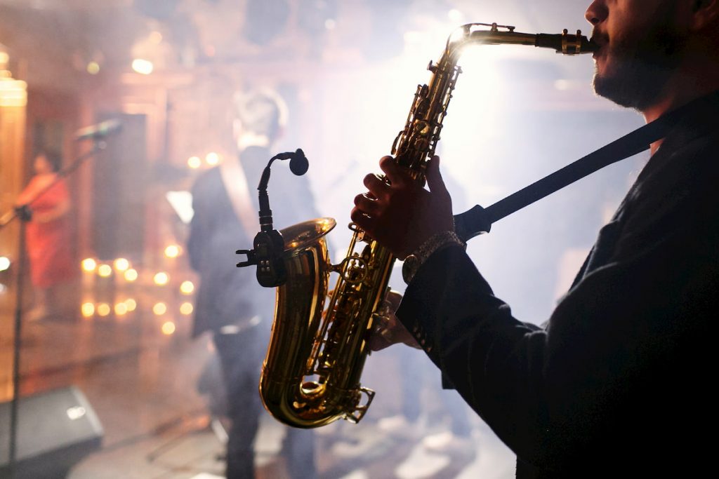 Una selección de grandes artistas de jazz dirigirá sesiones educativas interactivas en seis idiomas.