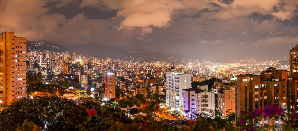 En Santa Isabel de Los Parra, San Charbel y otras viviendas invitan a vecinos a moderar sus fiestas que celebran en balcones hasta la madrugada. (Foto utilizada solo con fines ilustrativos).