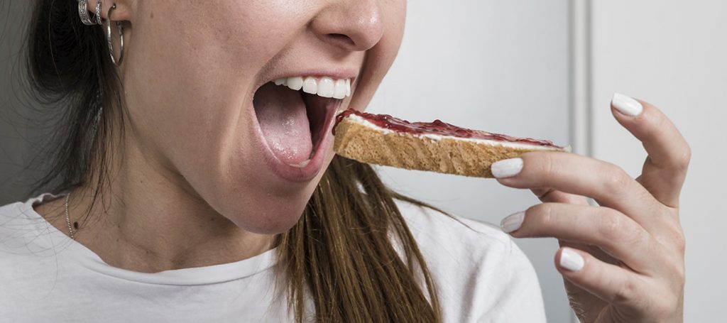 No te engañés, me repito, no te engañés, no importa, el pan va a la boca, suave y exquisito, mañana continuaremos con la dieta.