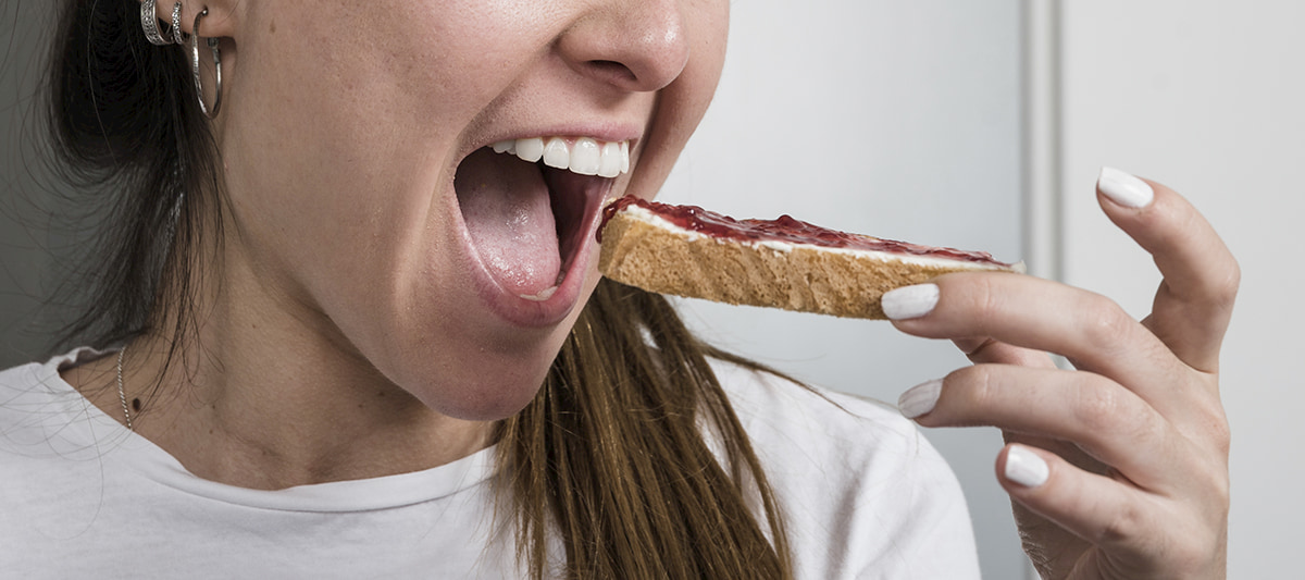 No te engañés, me repito, no te engañés, no importa, el pan va a la boca, suave y exquisito, mañana continuaremos con la dieta.