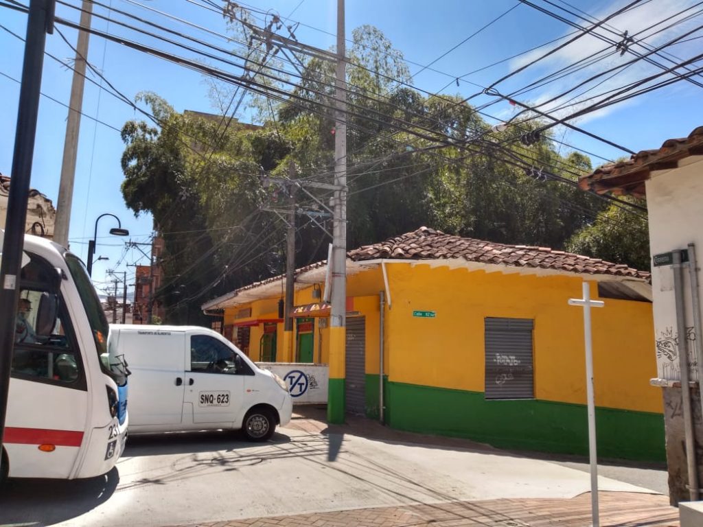 Esta es la esquina de la panadería que funciona al otro lado de mi casa. Esa es la calle que crucé sin tapabocas.