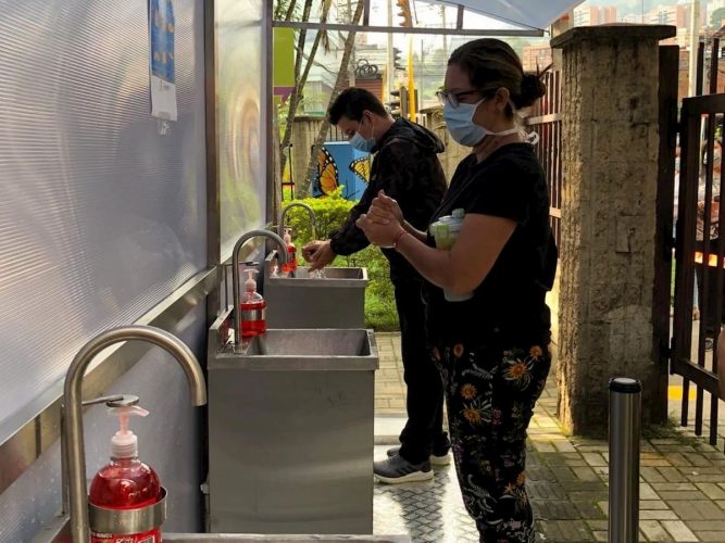 Movilidad instaló lavamanos portátiles para cumplir con los protocolos de bioseguridad. Fotos cortesía de Alcaldía de Envigado.