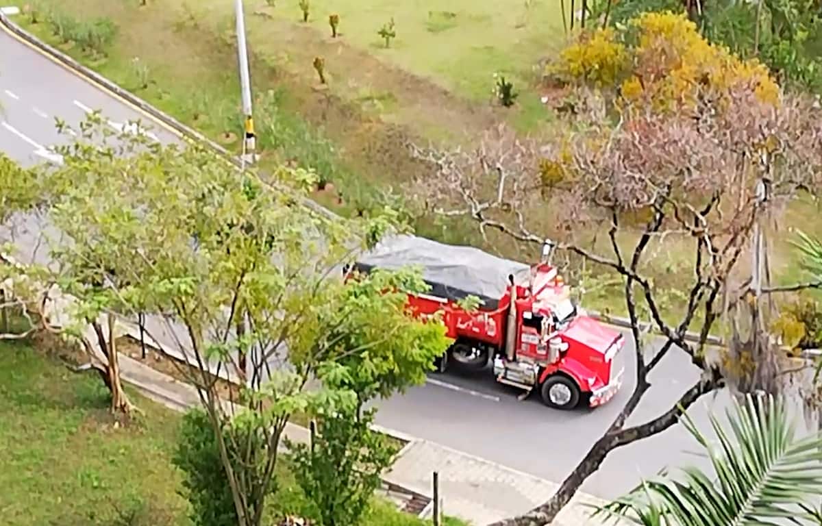 Imagen tomada del video ciudadano. La secretaría de Movilidad indicó que el paso de volquetas está autorizado y limitado a horarios.