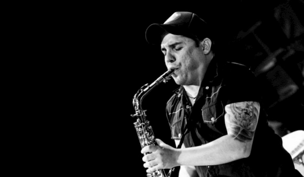 Juan Sebastian Rivera, Juanito, el hombre del saxofón en Trilogía.