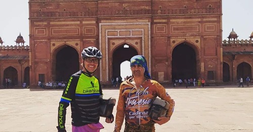 Dos paisas buscan su apoyo para volver de India