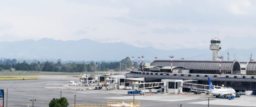 Italia, con toda su tragedia, abrió ya sus cielos. No pudieron esperar más. Era arriesgarse o prolongar la llegada de la catástrofe. Con Rionegro tenemos una gran oportunidad.