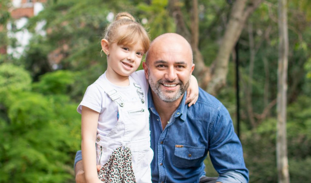 Hernán Mejía y su hija