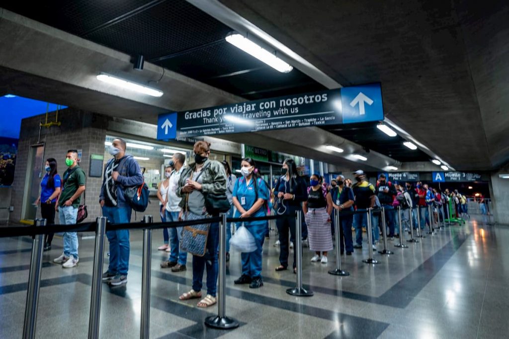 Distanciamiento físico, instalación de lavamanos portátiles y de dispensadores de gel antibacterial en las estaciones, toma de temperatura y exigencia del tapabocas, son medidas de bioseguridad aplicadas por el metro. Foto @metrodemedellin