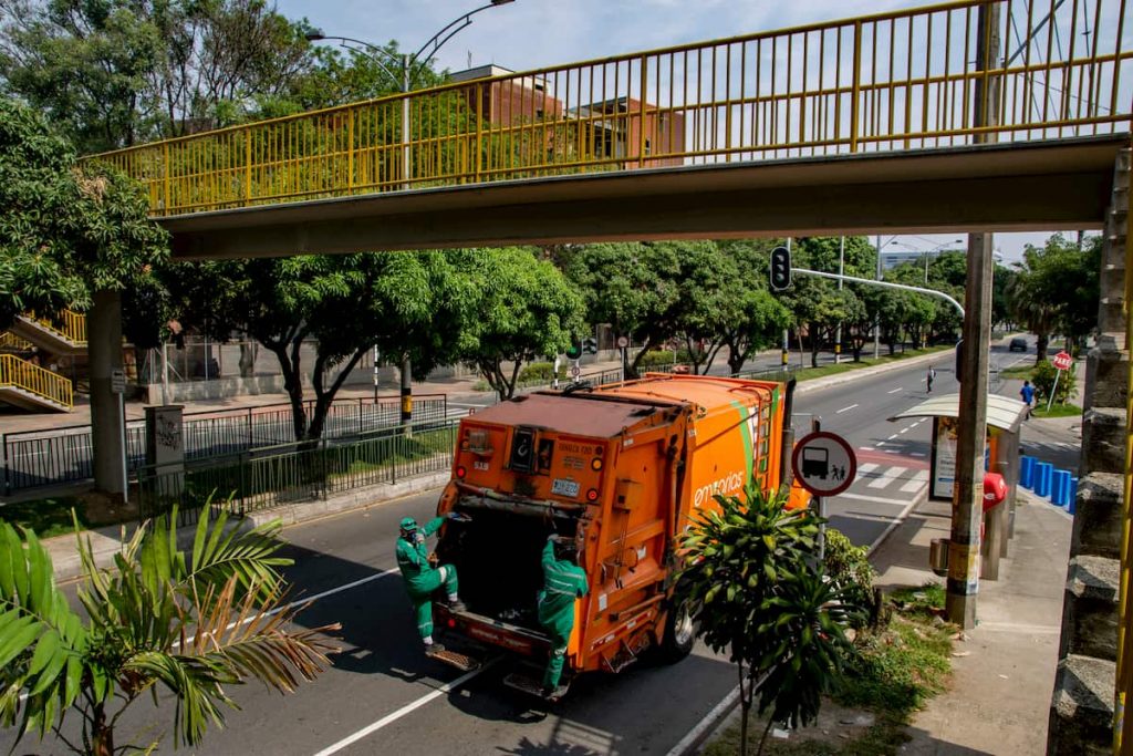 “Los puentes peatonales (foto en la zona del Inem) obligan al ciudadano a subir caminando una gran estructura elevada. No es justo”, dijo el secretario de Movilidad.