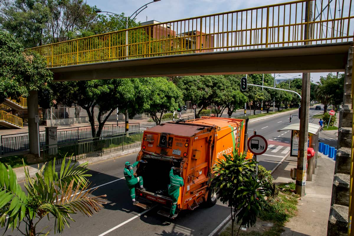 “Los puentes peatonales (foto en la zona del Inem) obligan al ciudadano a subir caminando una gran estructura elevada. No es justo”, dijo el secretario de Movilidad.