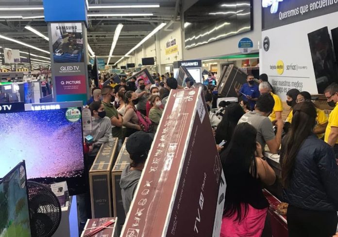 Usuarios denuncian aglomeraciones en el día sin IVA en Medellín