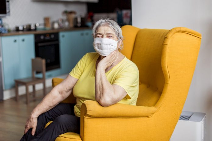 Adultos mayores con máscara protectora aún en interiores