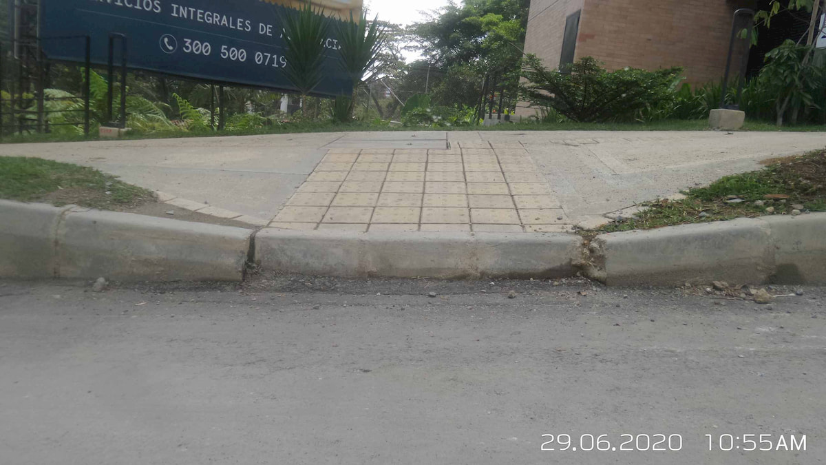 El desnivel debe ser máximo de un centímetro, aunque ese concepto está revaluado, señaló Berny Bluman, de Colombia Accesible. Imagen tomada de @Pobladoambiente