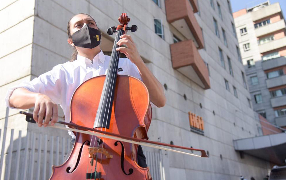 La Filarmónica llegó al Hospital General de Medellín a interpretar algunas canciones para personal de salud y pacientes
