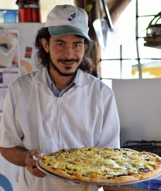 A Juan le gusta la montaña, el campo, el aroma de la tierra mojada en la mañana. Se escapó del sistema de ganar y gastar dinero y llegó a Santa Elena donde comenzó un proyecto de alojamiento para extranjeros.