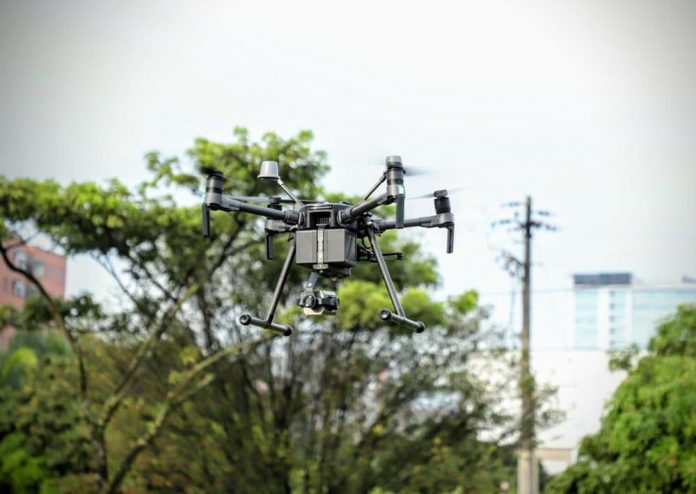 La información captada por los drones es transmitida en tiempo real al centro de mando y control y procesada por diferentes softwares de analítica.