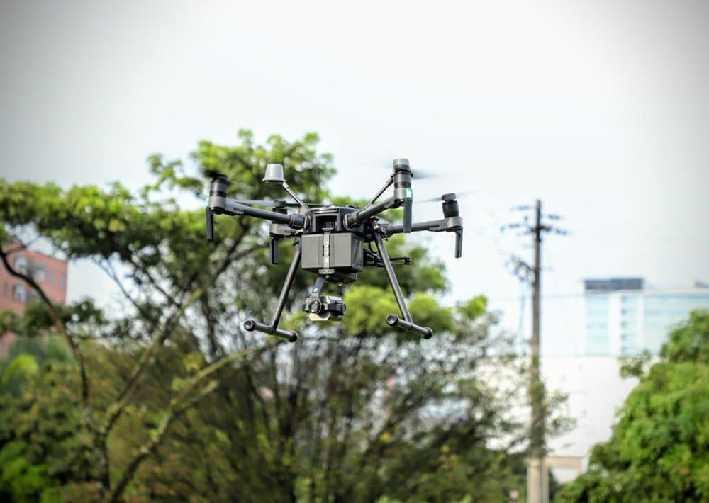 La información captada por los drones es transmitida en tiempo real al centro de mando y control y procesada por diferentes softwares de analítica.