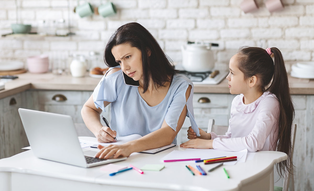 Las madres enfrentamos un reto muy grande en cuanto a las expectativas de la sociedad. Muchos esperan que trabajemos como si no tuviéramos hijos y que criemos hijos como sino trabajáramos.