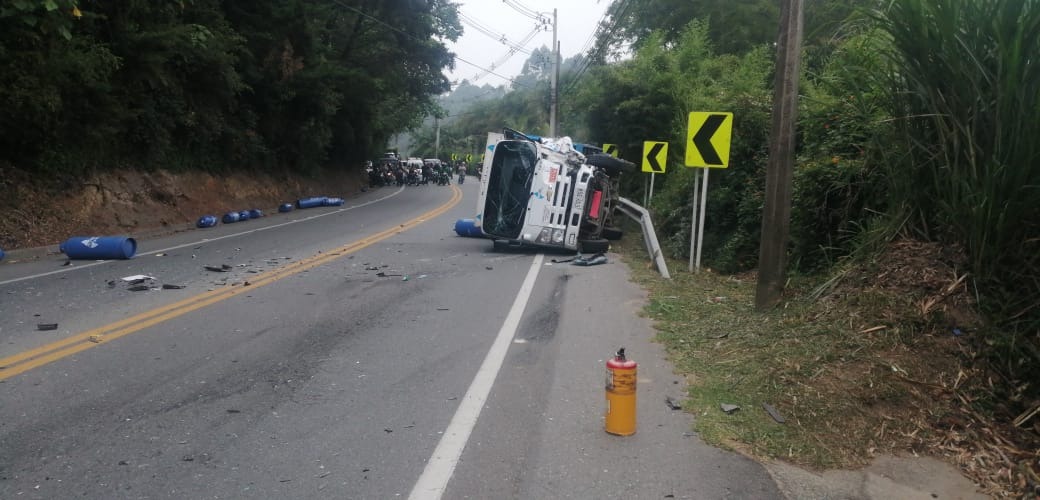 municipio de El Carmen de Viboral a la altura de Hotel toscana , presenta cierre total por accidente de transito. km 10+000