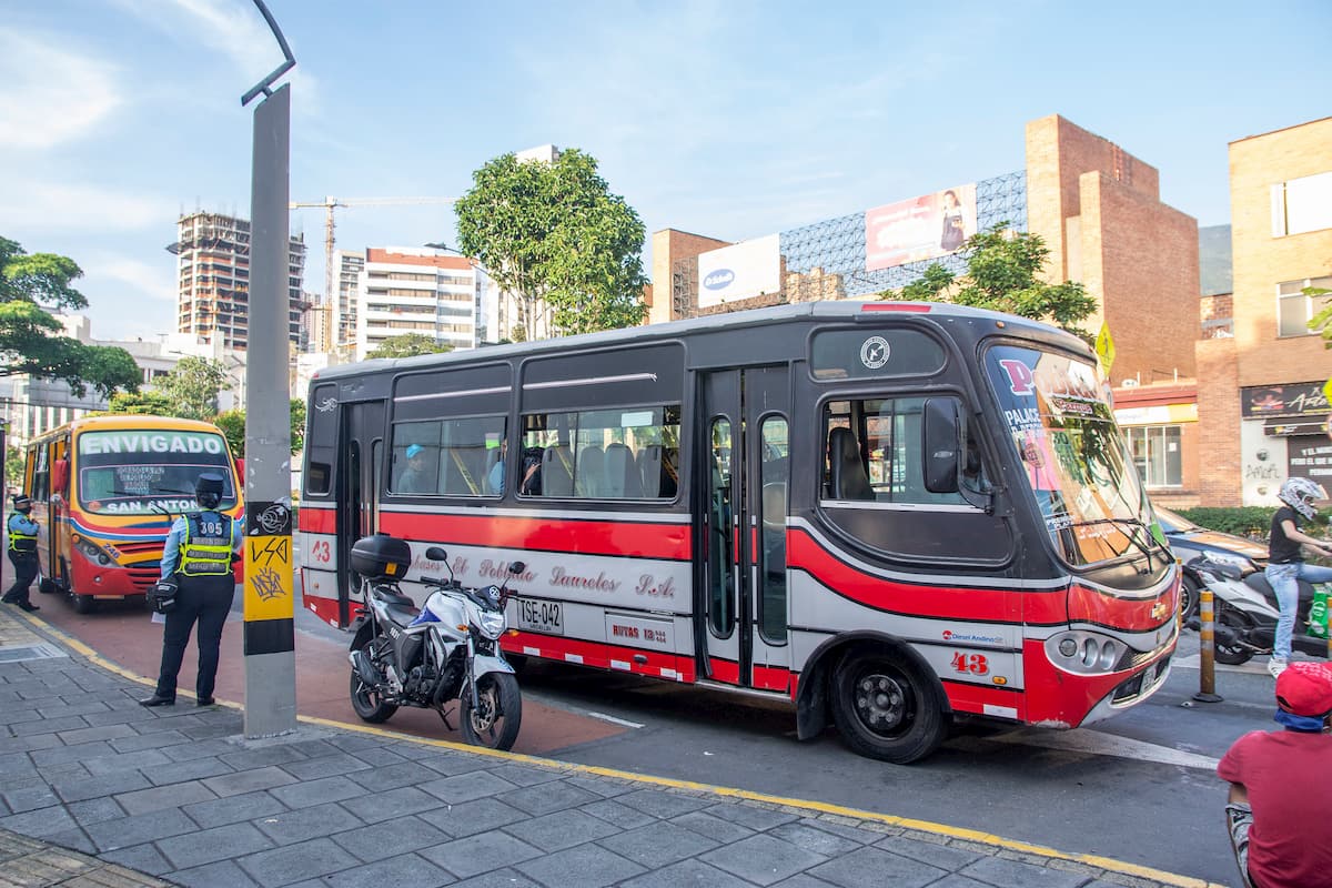 La crisis de los buses de Medellín: el caso de Poblado Laureles