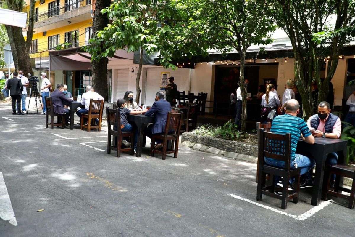 Calle de la buena mesa, peatonal en Envigado