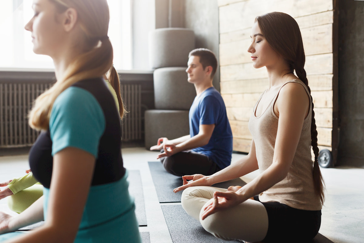 Palpitar energético en una clase de yoga