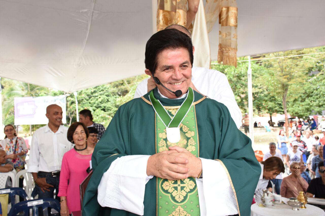 Padre Nevardo Cataño, párroco Santa María de Los Ángeles