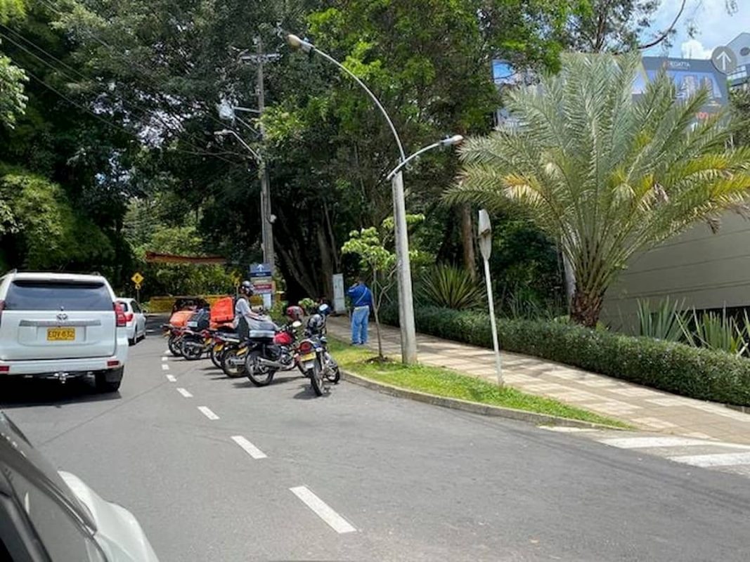 Rappitenderos del Mall San Lucas mal parqueados