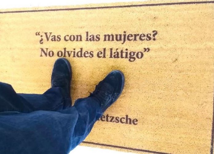 Walking together, obras de arte en subasta que denuncian la violencia contra la mujer 01