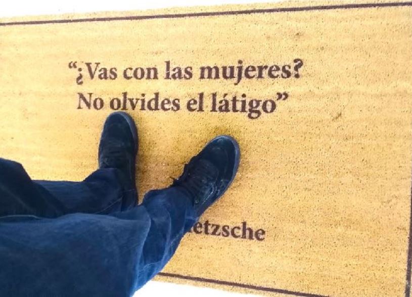 Walking together, obras de arte en subasta que denuncian la violencia contra la mujer 01
