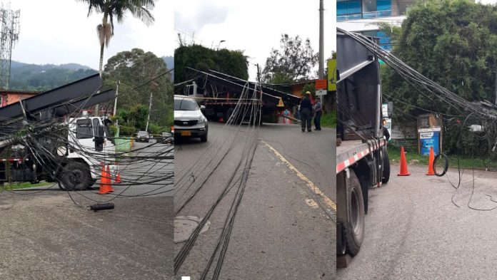 Vehículo que transporta estructuras metálicas hacia una obra civil se engancha con cables de energía al llegar a la curva del Guayabo, frente al restaurante La Mayoría, en El Escobero