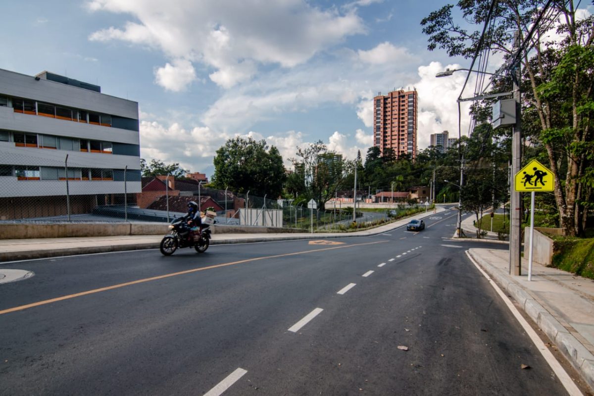 Ampliación de vía en Montessori para mejorar la movilidad entre Medellín y Envigado