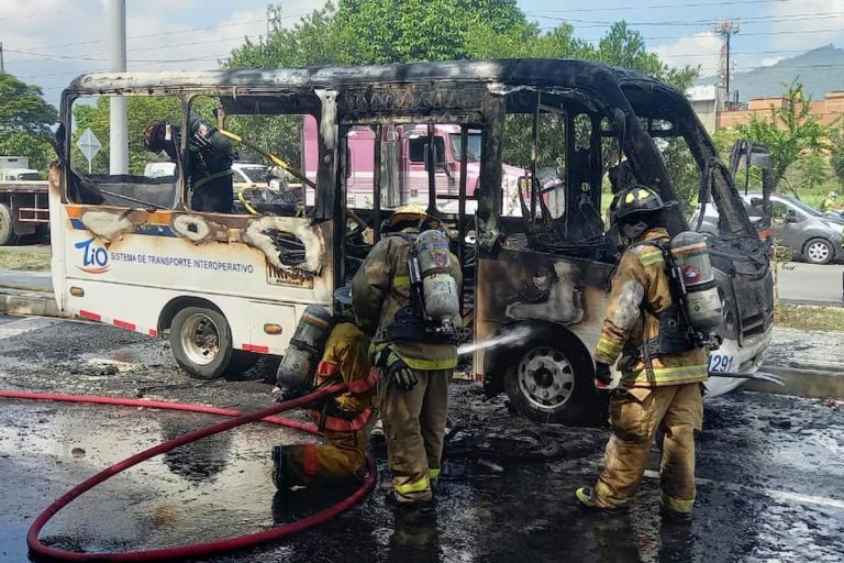 Dos lesionados dejó incendio de bus de servicio público en Envigado