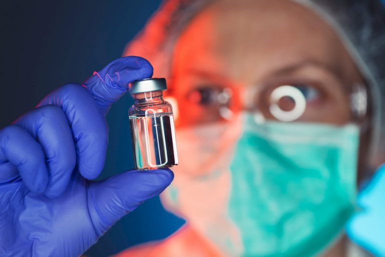 En febrero llegará primer lote de la vacuna de Pfizer a Colombia