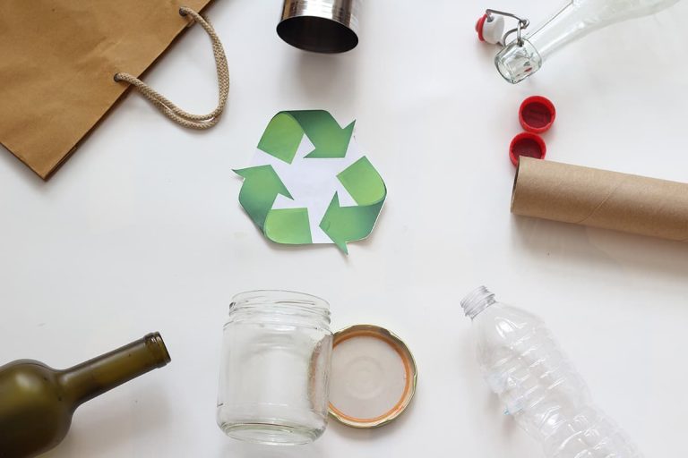 Blanco, verde y negro, los colores de la responsabilidad ambiental