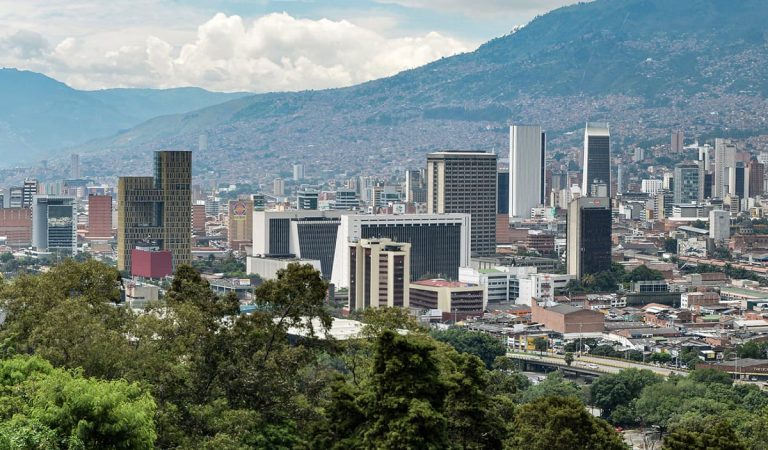 Medellín no se adhiere, por ahora, al decreto departamental de toque de queda