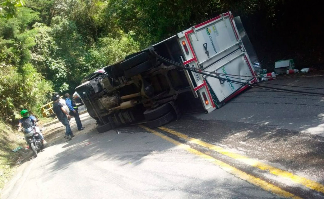 Vía al Escobero cerrada por volcamiento de un camión