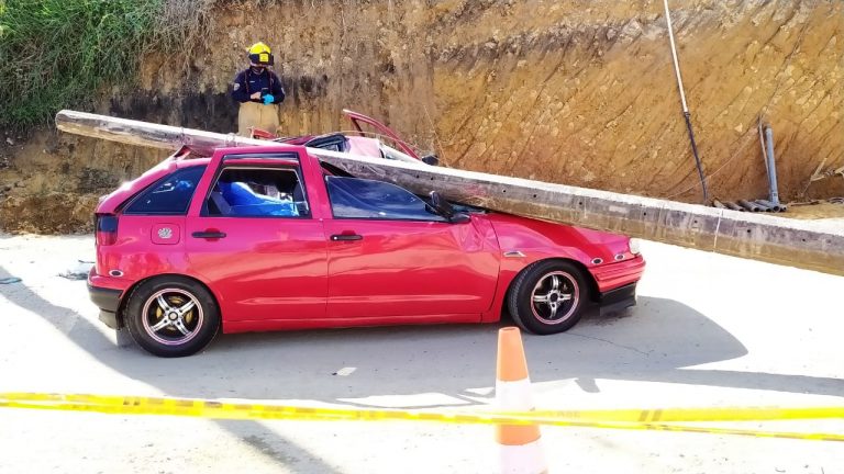 En Rionegro, vía cerrada tras caída de poste sobre un vehículo
