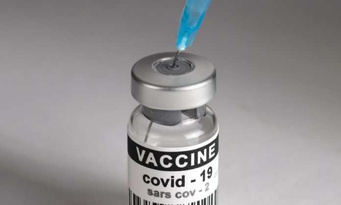 teorías de conspiración sobre la vacuna contra la COVID-19