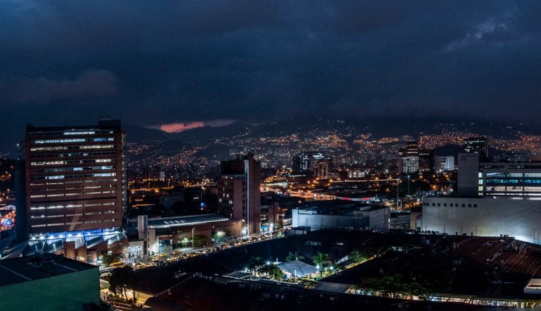 Tuit del alcalde de Medellín sobre toque de queda genera confusión