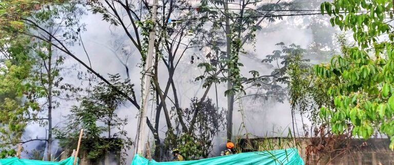 Unidades de bomberos controlaron incendio en Las Palmas