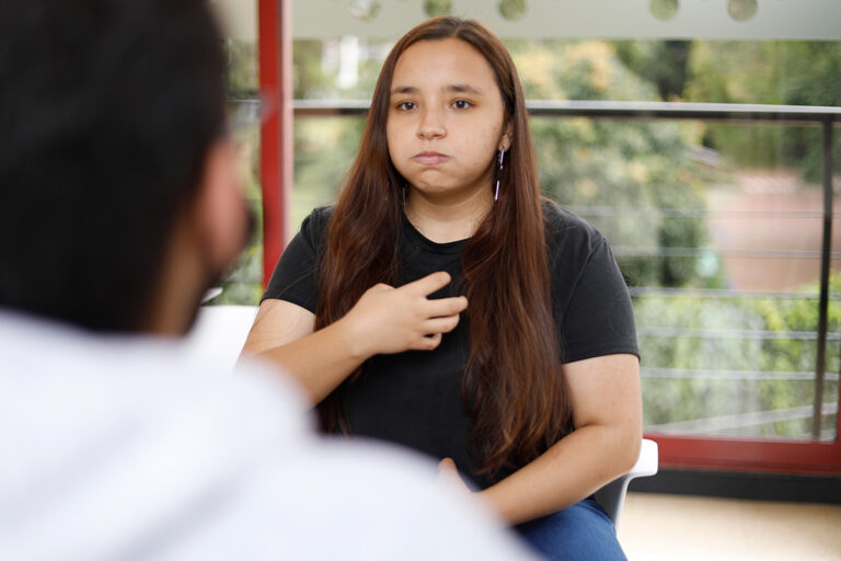 Diseñan en Medellín 150 nuevos términos en Lengua de Señas Colombiana con énfasis en la atención en salud
