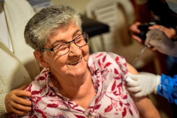 vacunación de adultos mayores de 80 años en Medellín